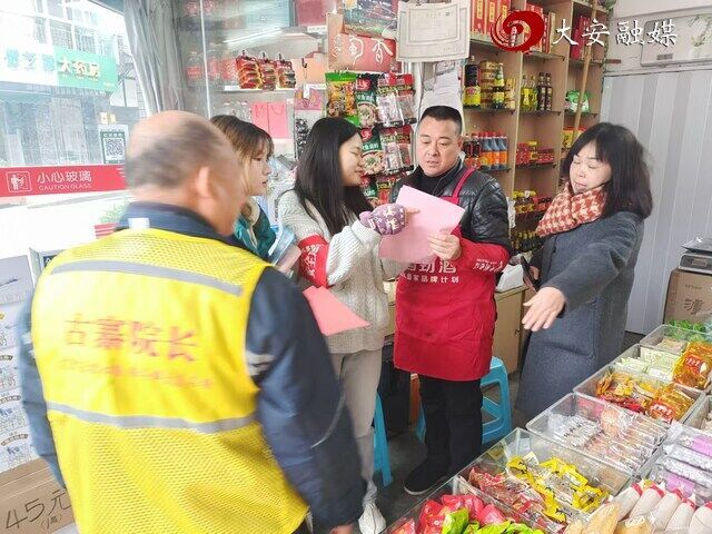 古寨院长宣传秸杆禁烧政策(陈永波 摄)