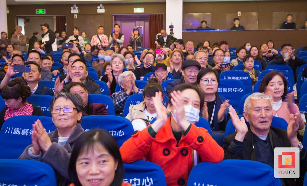 演出结束观众齐鼓掌