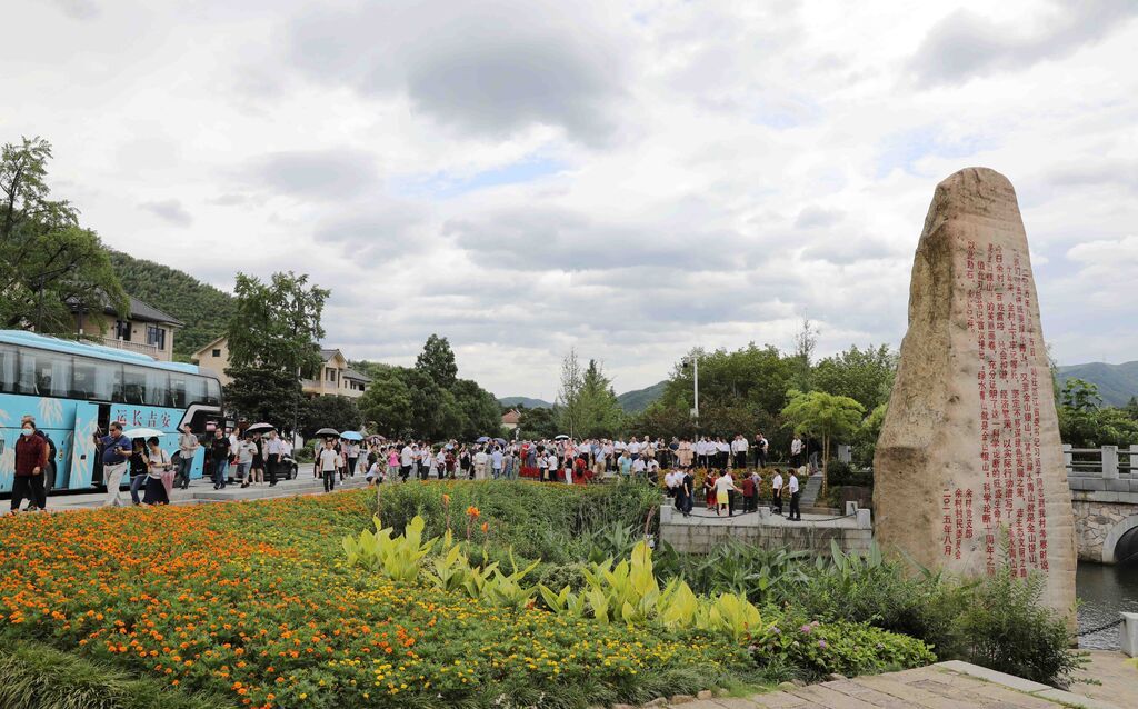 △游客在浙江省安吉县余村参观。