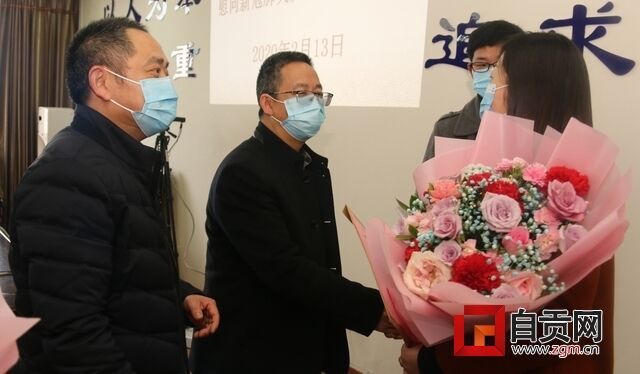自贡市精神卫生中心领导班子看望慰问援湖北医疗队队员家属.JPG