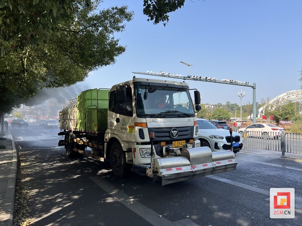 洒水降尘 记者 陈行 摄.jpg