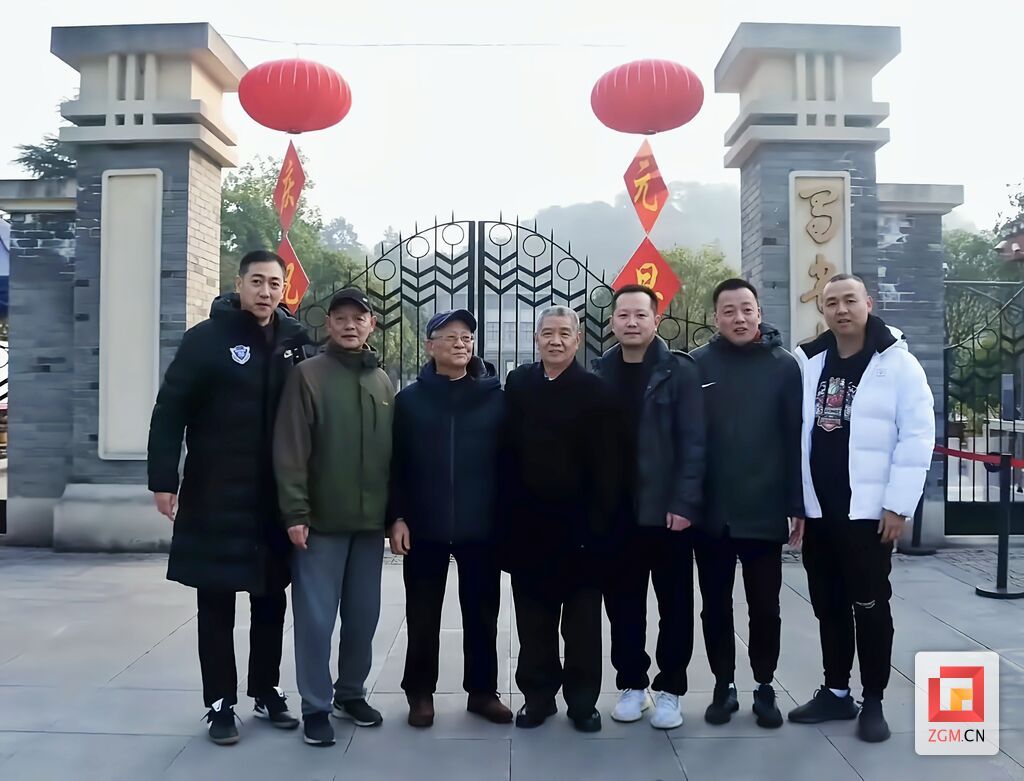 李英华校长(左三).jpg