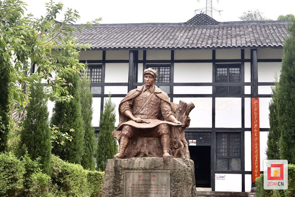 邓萍故居雕像 实习生 向芮菱 摄.jpg