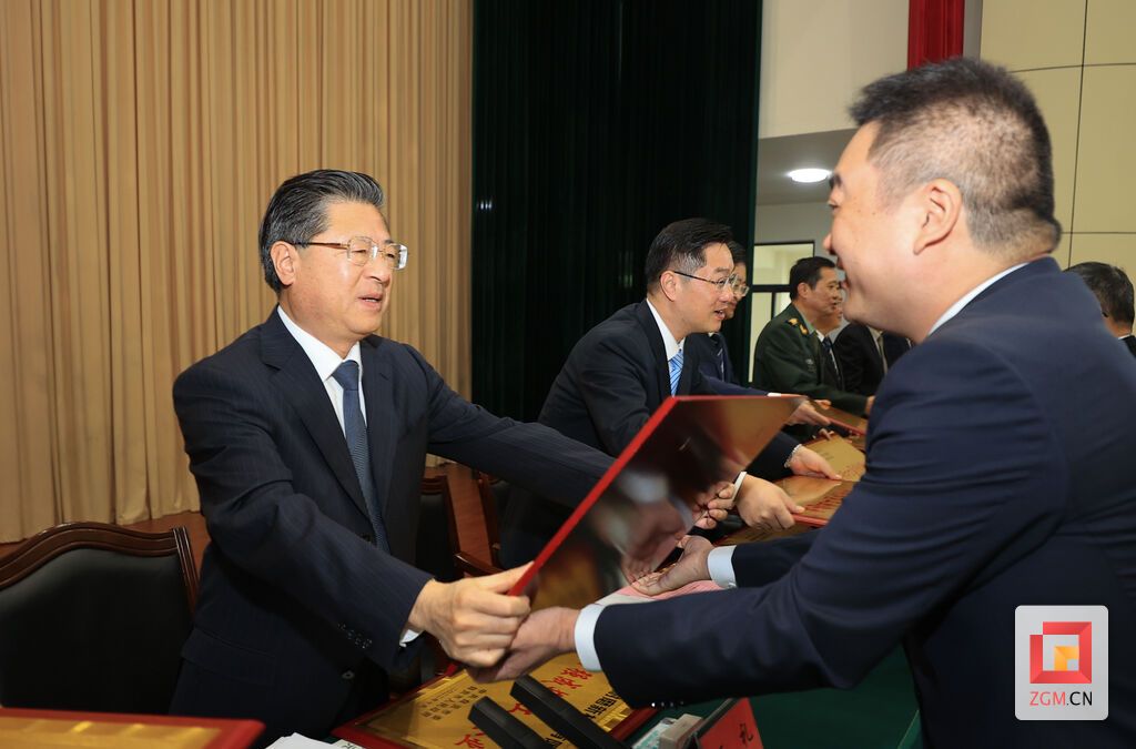 何禮書記向十強(qiáng)工業(yè)企業(yè)頒發(fā)獎牌.jpg