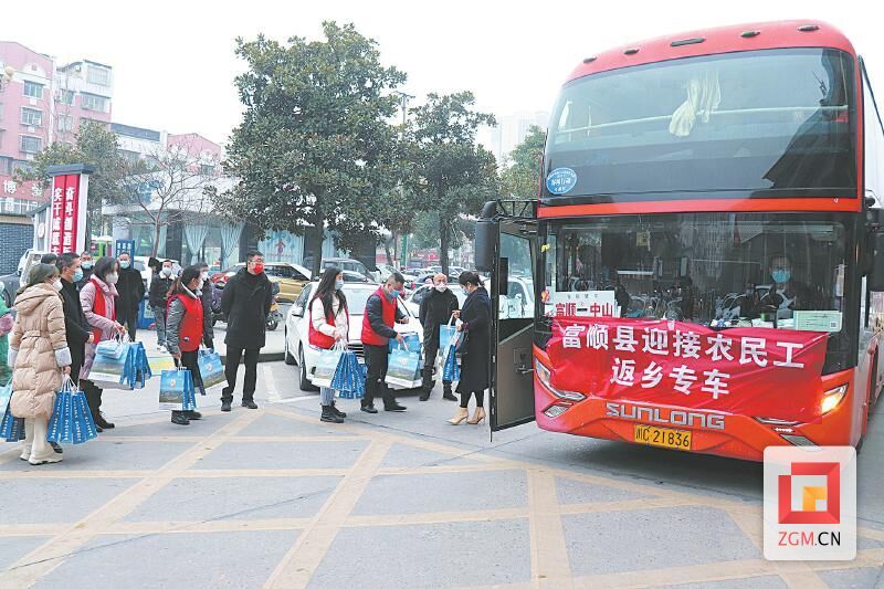 返乡专车服务农民工.jpg