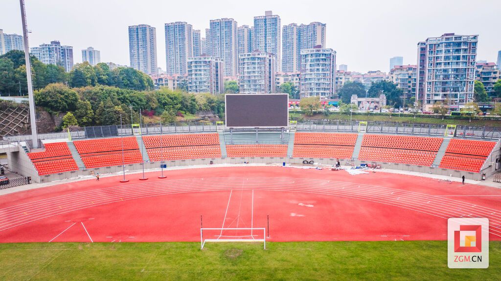 南区看台新座椅安装完成，整齐划一迎川超赛事 记者 宋姿熠 摄.jpg