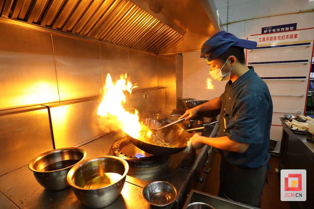 1威尼斯龍湖店廖師傅正在高溫下炒菜.JPG