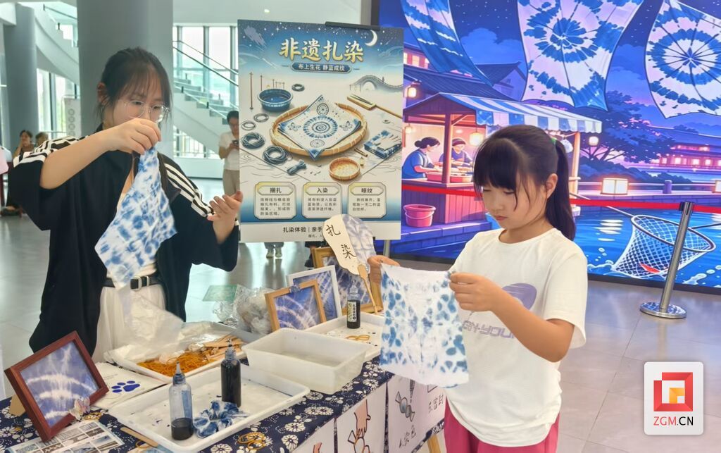 小朋友展示扎染作品 记者 罗祥瑞 摄.jpg
