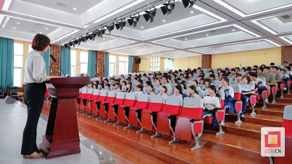 认真聆听 实习生 白可 摄.jpg