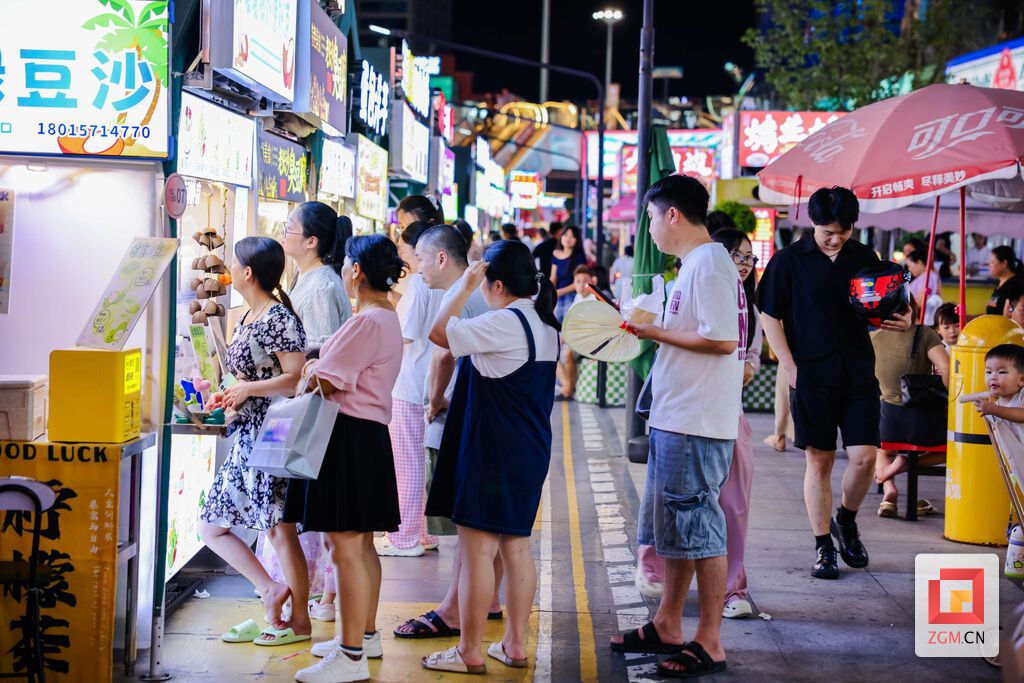 市民排队选购美食,整条夜市街巷热闹非凡,尽显自贡鲜活烟火人间 记者 宋姿熠 摄.jpg