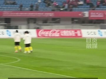 “红色海洋”在成都双流体育中心高呼自贡雄起！