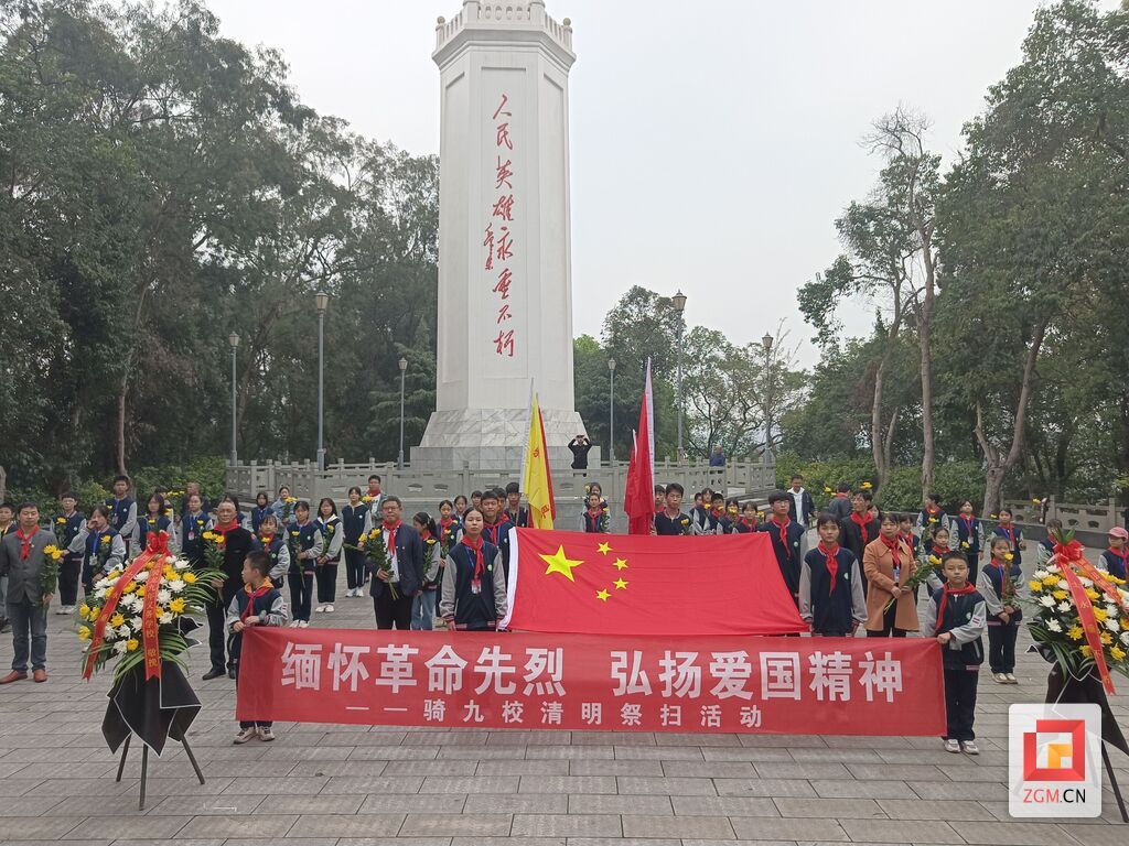 騎龍鎮(zhèn)九年制學校到富順縣烈士陵園開展"緬懷革命先烈弘揚愛國精神"清明祭掃活動.jpg