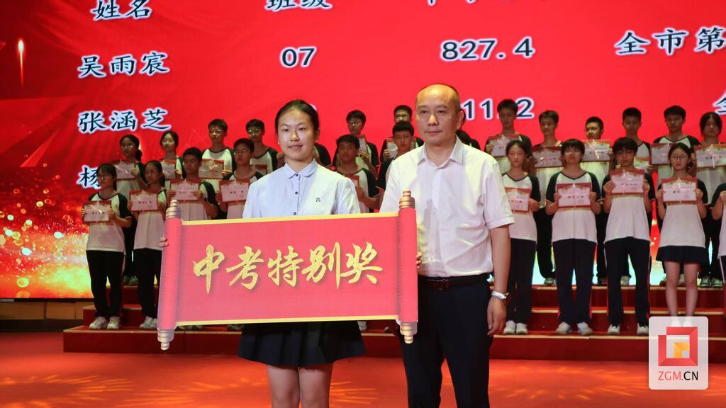 颁发奖学金.jpg