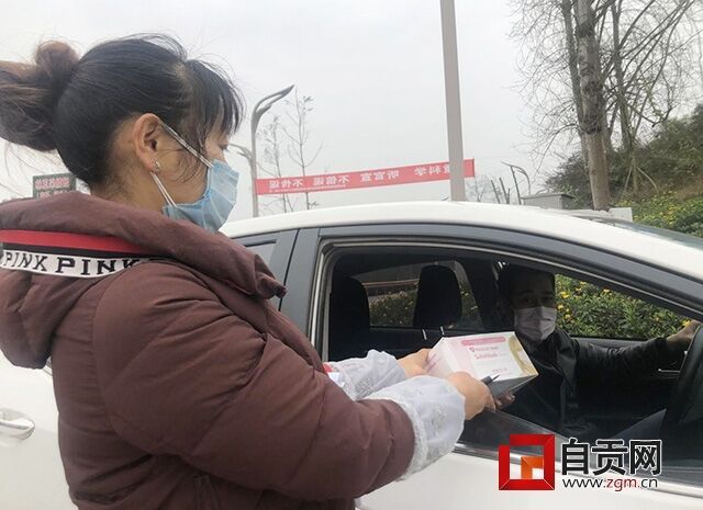 村民羅大倫捐口罩給一線“戰(zhàn)斗員”.jpg