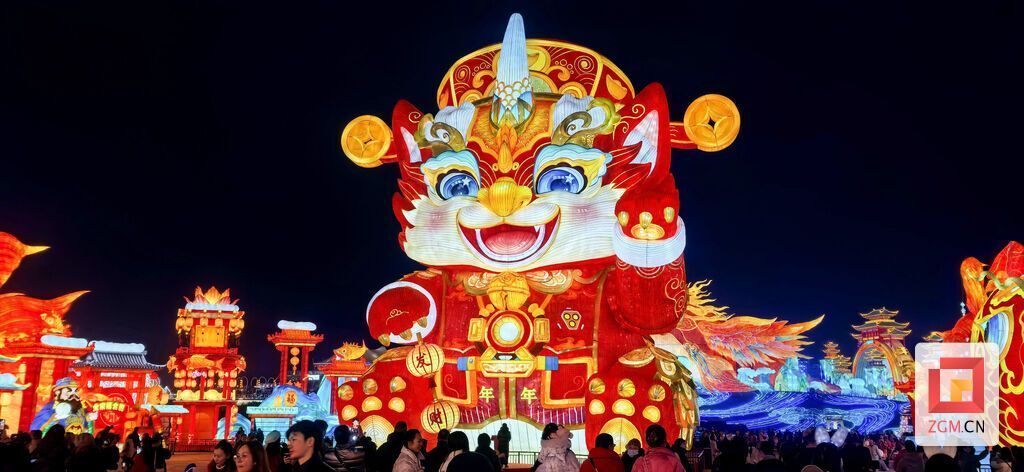 AI语音对话的年兽灯组 记者余耀 摄.jpg