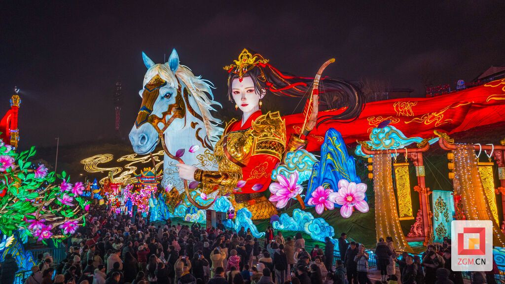 《木兰传奇》灯组游人如织 记者 宋姿熠 摄.jpg