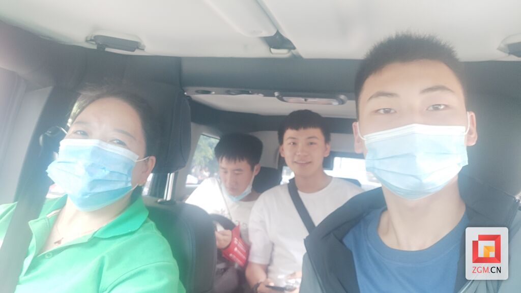 7日上午，富順公益聯(lián)盟助考愛心車群的志愿者們，熱心接送富順高考考生。
