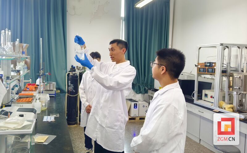 老师教学生做实验记者 罗祥瑞 摄.jpg