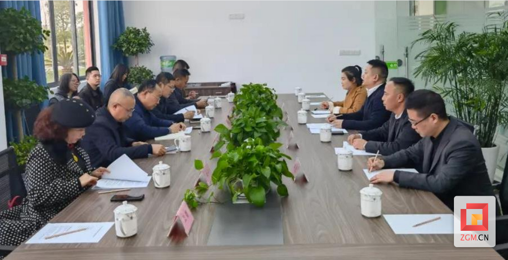 圖：調(diào)研組在企業(yè)聽取相關(guān)情況介紹