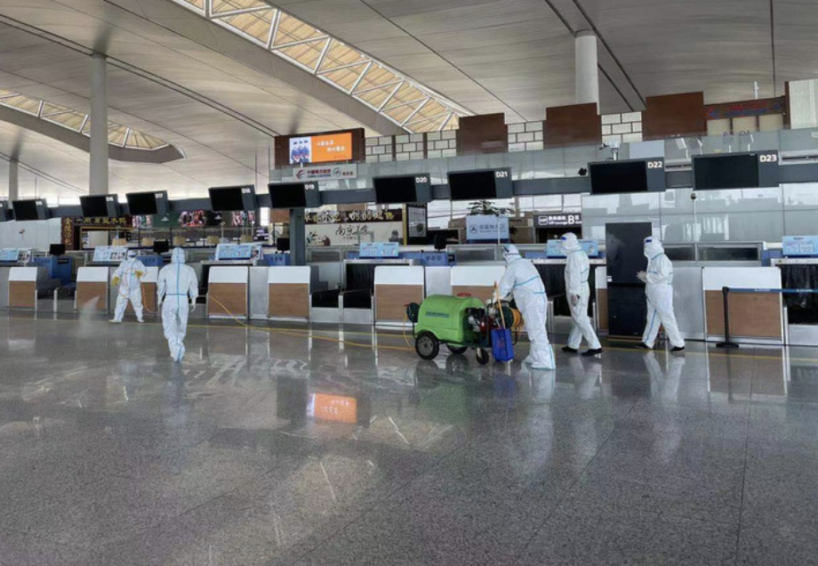 工作人员在南京禄口机场T2航站楼内进行消杀。新华社发