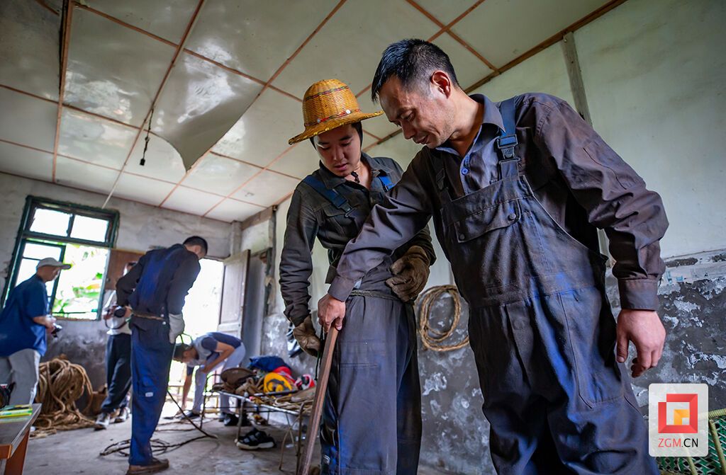 老辊工陈文权帮年轻人检查安全绳和随身工具 记者 叶卫东 摄.jpg