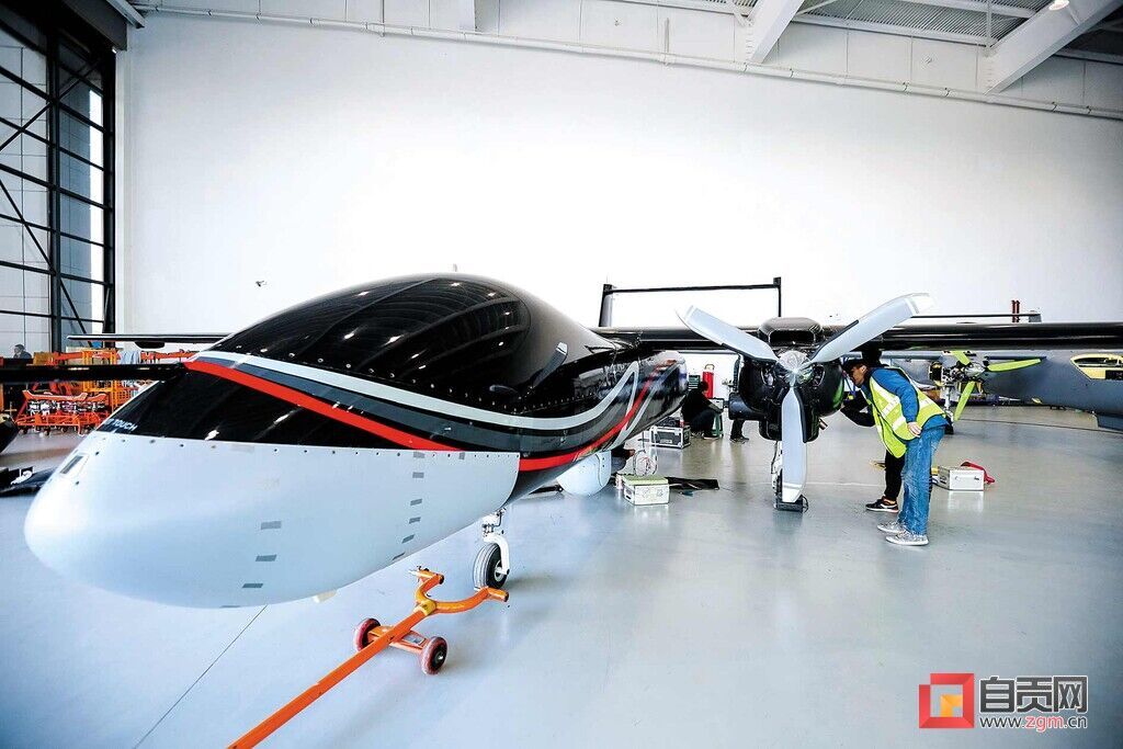 圖：航空產(chǎn)業(yè)園工作人員正在檢查無(wú)人機(jī)