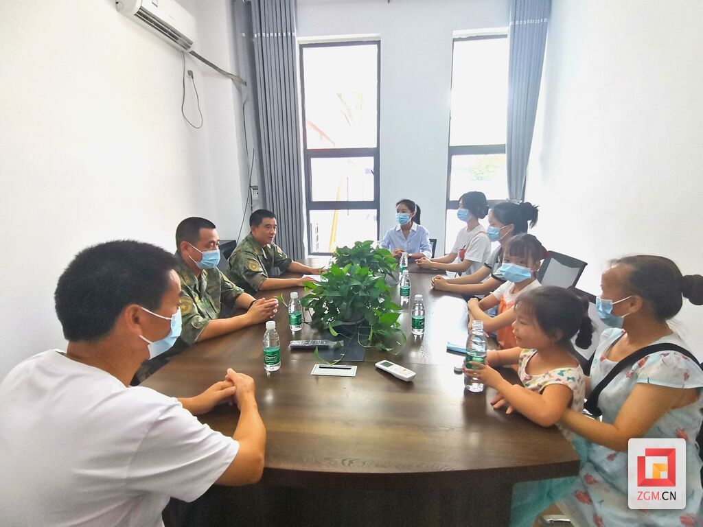 與特殊家庭學(xué)生交流座談.jpg