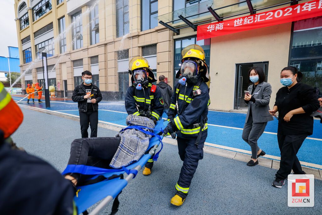 消防员在贡井华商世纪汇开展灭火实战演练