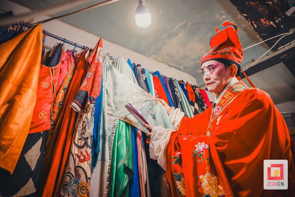 许多戏服和行头都颇有年头,甚至传承了数代人。每一件戏服都是一部无声的史书,浸透着几代演员的汗水 记者 宋姿熠 摄.jpg