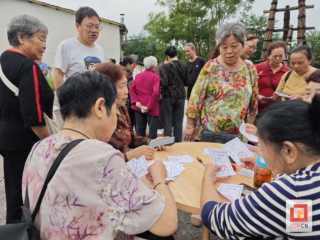 分发选民证 曾鹏程摄.jpg