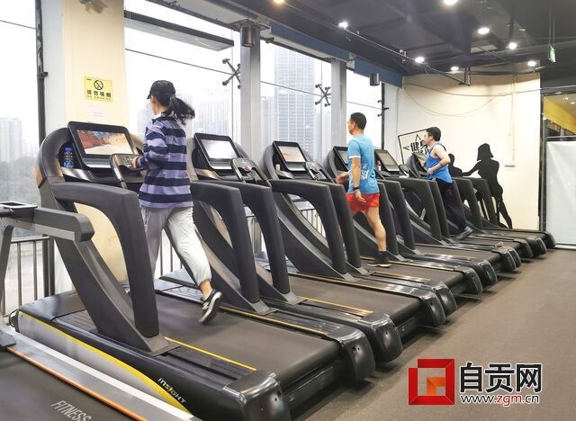 健身房内，跑步机隔台使用.jpg
