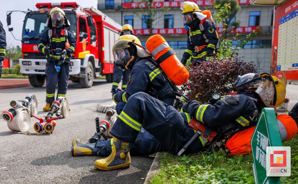 高强度的演练后，消防员们抽空休息