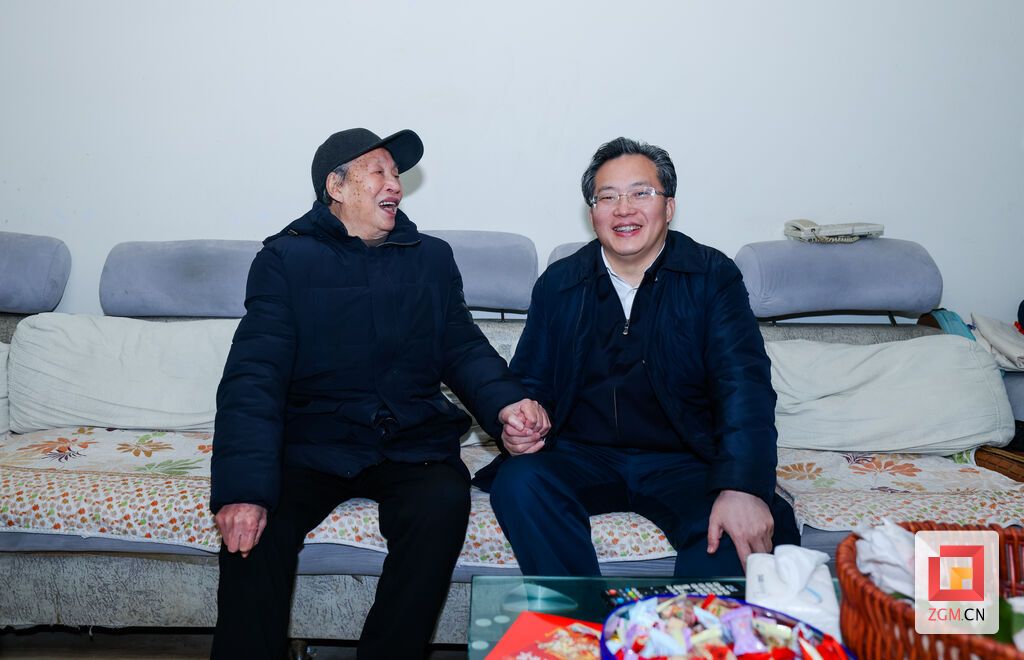 范书记看望慰问市人大常委会退休干部胡泽轩.jpg