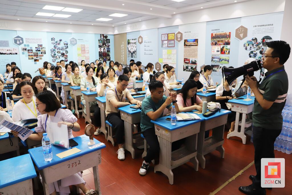 8点10分考务培训 记者 陈凡逸 摄.JPG