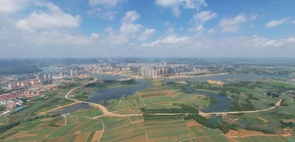 武宣县城东七星湖鸟瞰图。梁以松 摄