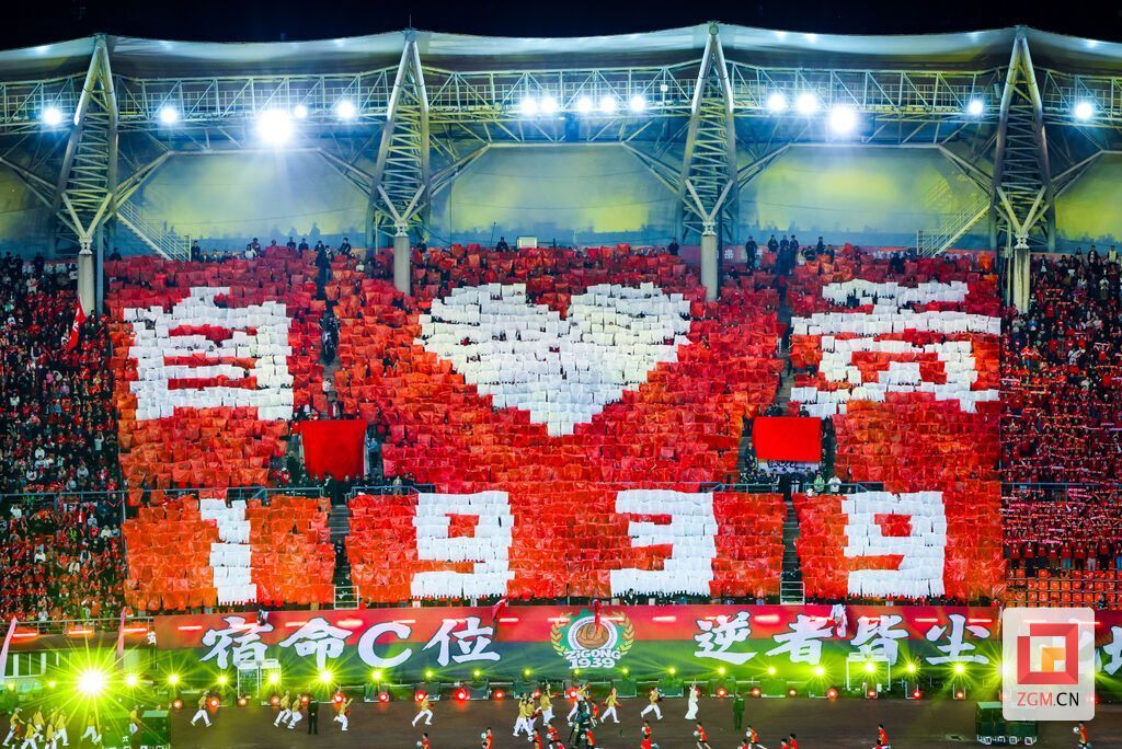 用塑料袋拼成的创意Tifo 记者 周馨钰 摄.jpg