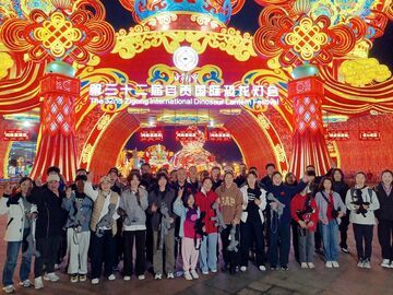 国家自由式小轮车队打卡自贡灯会