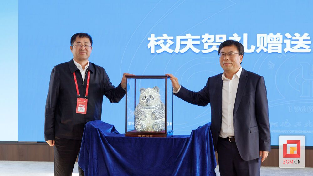 川轻化向华东理工大学赠送回礼瓷器手工捆扎技艺灯品国宝熊猫.jpg