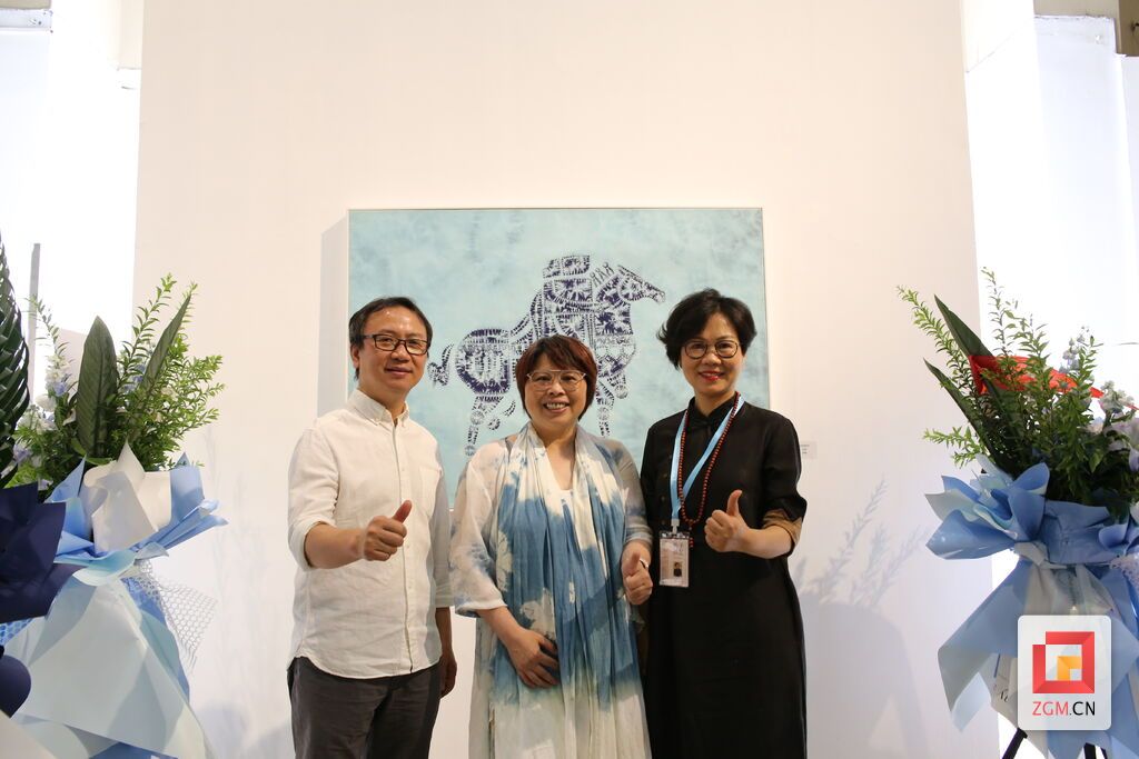 “偏遠(yuǎn)鄉(xiāng)村女工匠手藝傳播”——非遺作品公益展在中國藝術(shù)研究院油畫院云上美術(shù)館開展  中國藝術(shù)研究院油畫院副院長朱春林  北京宸星教育基金會策展人李海彪與“自貢扎染技藝”傳承人李娟合影-2.jpg