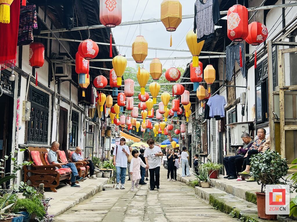 古镇老街游人如织.jpg