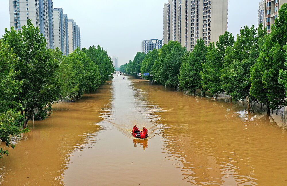 救援人員在河北省涿州市市區(qū)乘坐沖鋒舟前去轉(zhuǎn)移受災(zāi)群眾(8月2日攝,,無(wú)人機(jī)照片)。