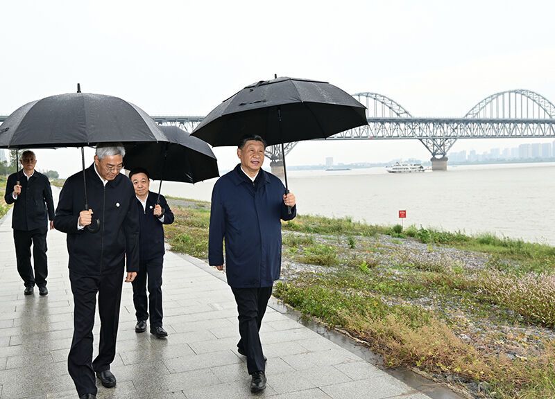 2023年10月10日,,習(xí)近平總書記在江西省九江市長(zhǎng)江國(guó)家文化公園九江城區(qū)段考察時(shí),冒雨沿江堤步行察看沿岸風(fēng)貌,。