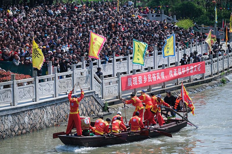 4月4日，人们在浙江桐乡市洲泉镇清河村“蚕花水会”现场进行快船比赛。每年清明时节，浙江省桐乡市洲泉镇清河村双庙渚一带都要举行水上蚕花庙会，人称“蚕花水会”，亦称“水上蚕花圣会”，活动以祭祀蚕神、佑蚕丰收为核心，进行缫丝技艺展示、水上巡游、水上民俗表演等。新华社记者 徐昱 摄