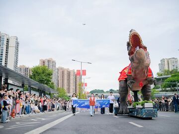 自贡恐龙大巡游震撼开走 数万游客共赴“龙”之盛宴