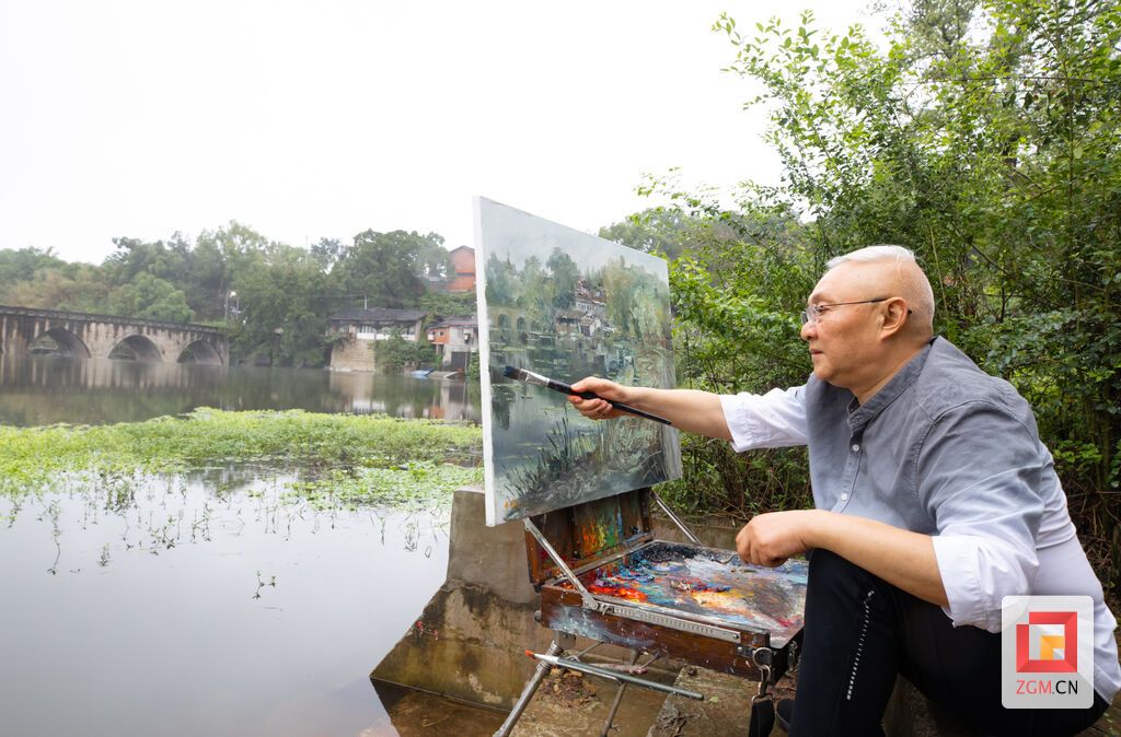 李小華在旭水河邊寫生.jpg