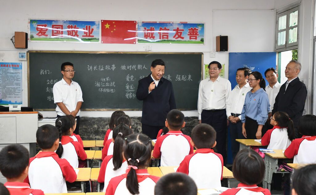 2020年9月16日,习近平总书记在湖南郴州汝城县文明瑶族乡第一片小学,同正在上思政课的同学们亲切交流。来源:新华社.jpg?x-oss-process=style/w10