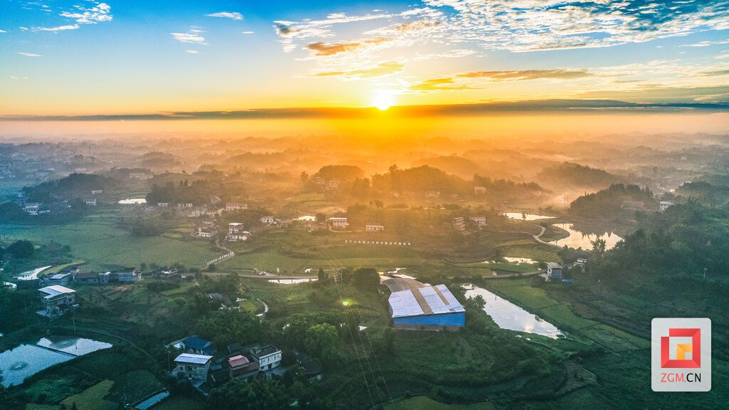 远处的山峦在雾霭中若隐若现 记者 宋姿熠 摄.jpg