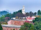 红梅傲寒引客来