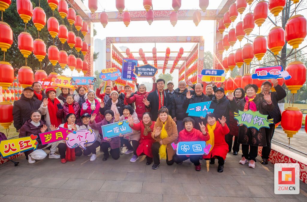 764厂退休人员和欧大可在汇东公园合影 记者  叶卫东 摄.jpg