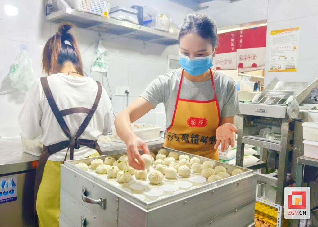 清晨现做小笼包.jpg